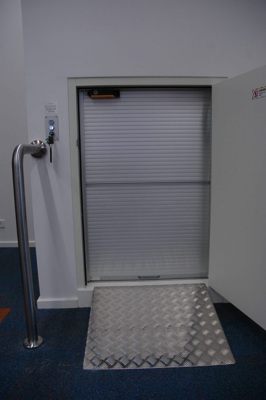 Commercial floor-loading dumbwaiter